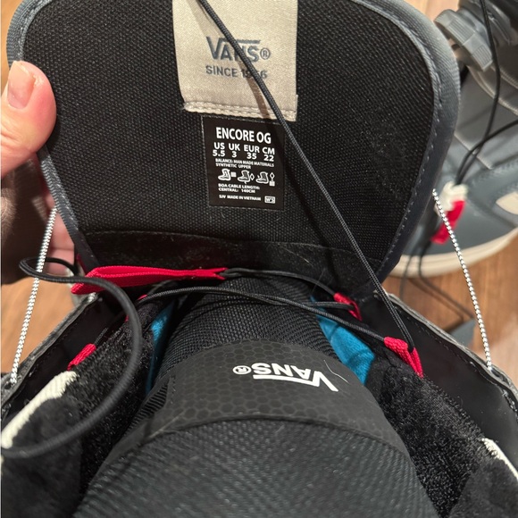 Like New - Vans Women’s 5.5 Encore OG Snowboard Boots - Picture 5 of 10